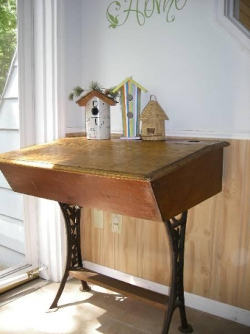 Anyone remember the old Hadfield desk?
Photo supplied by Diana Davis Haverberg 64 